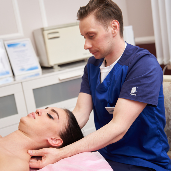  Hospital doctors examine patients so that
