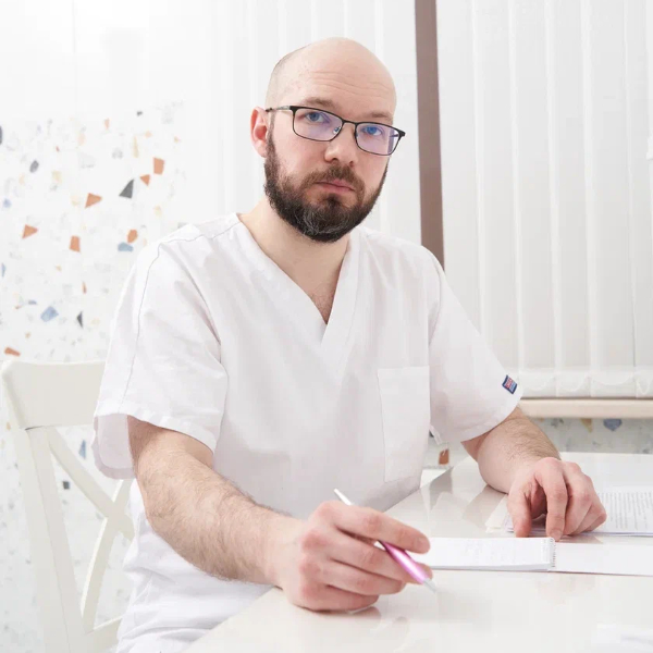  Hospital doctors examine patients so that
