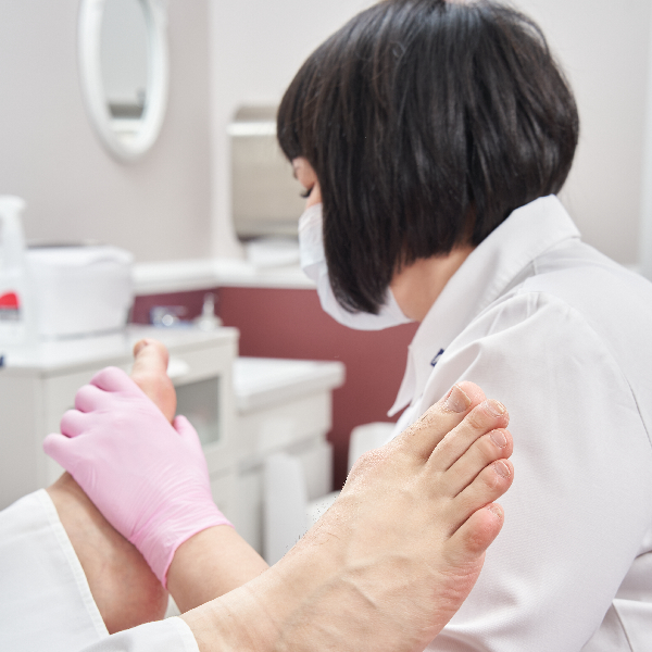  Hospital doctors examine patients so that